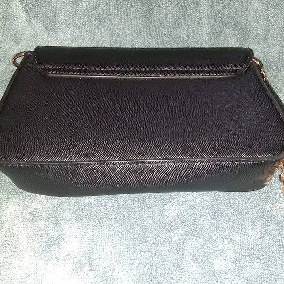 Chic Black Crossbody Bag with Gold Chain - Picture 4 of 4